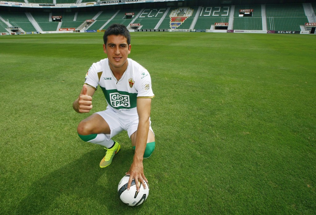 epa04340770 Chilean defender Enzo Roco poses for the media during his presentation as new player of Elche in Alicante, eastern Spain, 04 August 2014. Roco has been transferred on loan with a purchase option for the next four seasons. EPA/Manuel Lorenzo +++(c) dpa - Bildfunk+++