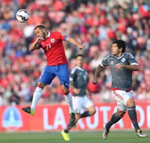 epa04915912 Chile's Marcelo Diaz (L) in action against Jose Ortigoza (R) of Paraguay during the friendly soccer match between Chile and Paraguay at the Nacional Stadium in Santiago, Chile, 05 September 2015. EPA/MARIO RUIZ +++(c) dpa - Bildfunk+++