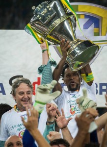 So sehen Sieger aus: Zé Roberto stemmt den Pokal in die Höhe. Foto: Imago