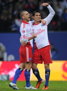 "Er hat Geburtstag" - "Nein, er!" Mladen Petric l.) und Paolo Guerrero, die von 2008 bis 2011 zusammen für den HSV spielten. Foto: Witters