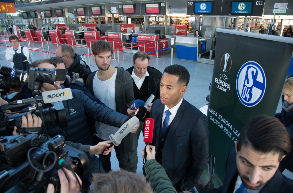 Während dieses Interviews am Flughafen Köln/Bonn wird Dennis Aogo das Handgepäck geklaut. (Foto: dpa)