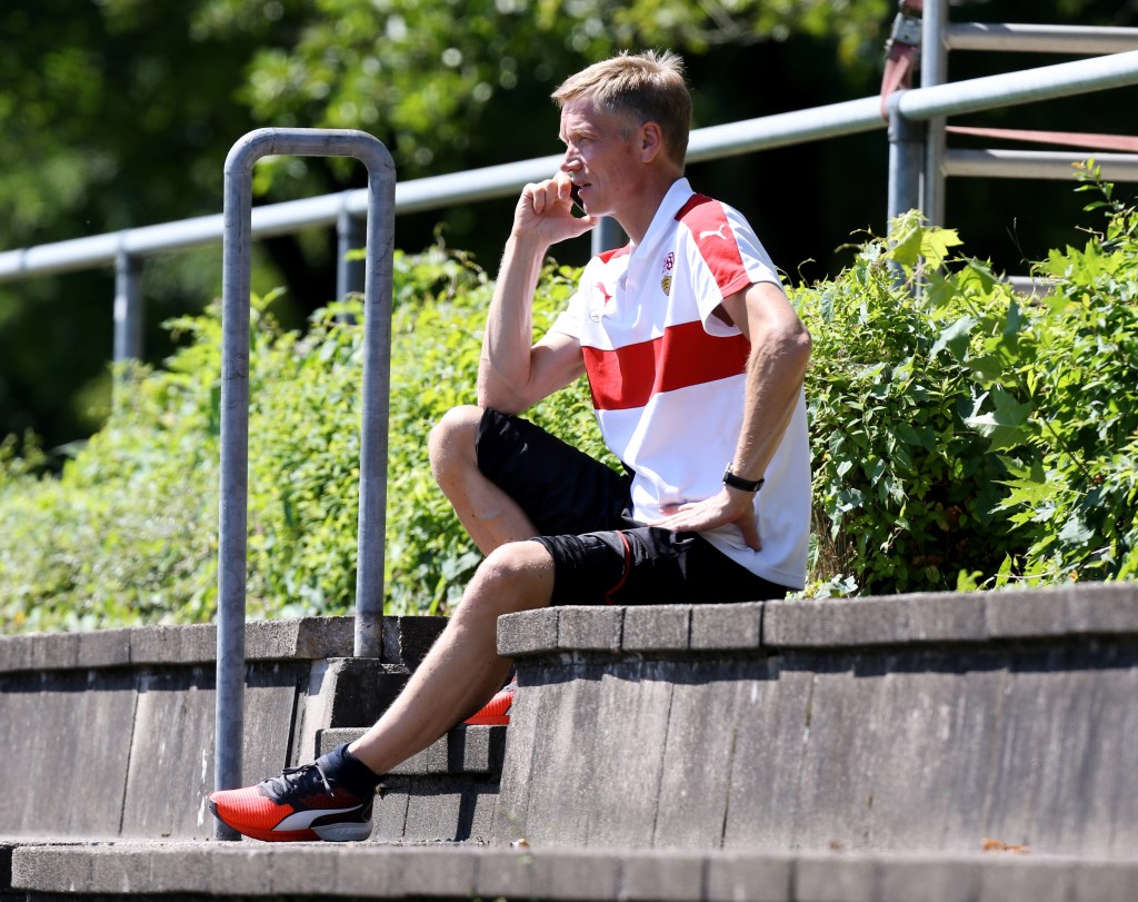 VfB-Sportvorstand Jan Schindelmeiser am Handy während des Trainings in Grassau am Chiemsee. (Foto: Imago)