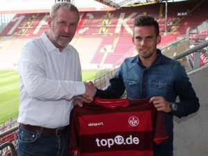 Zoltán Stieber (l.) wird von Kaiserslauterns Sportchef Uwe Stöver begrüßt.