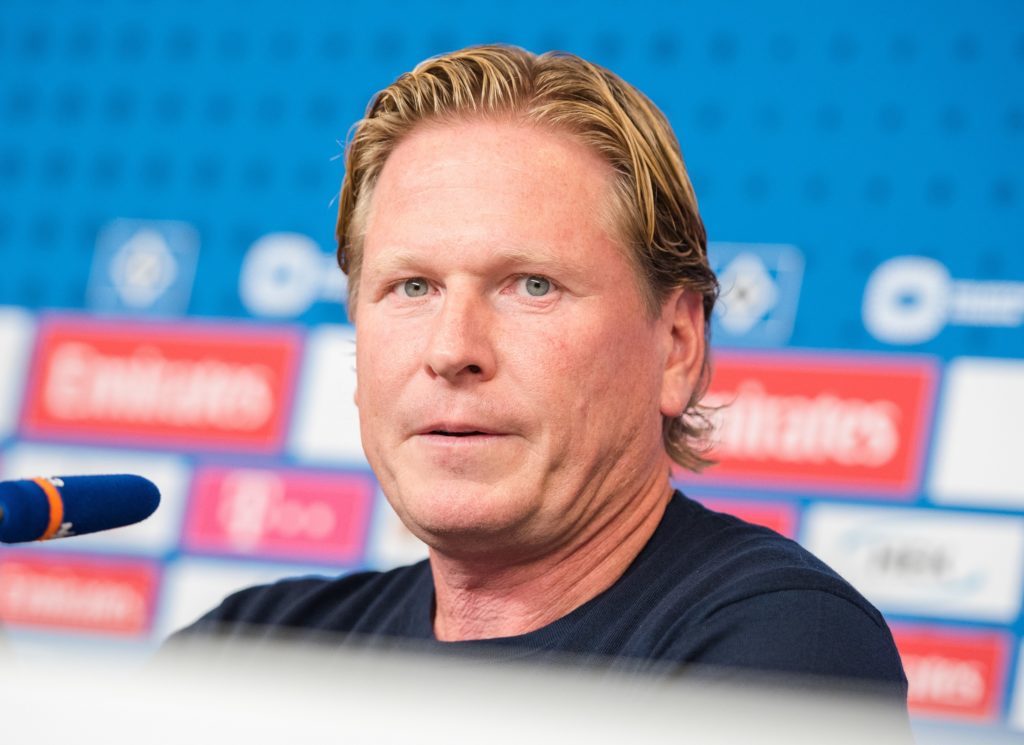 Der neue Trainer des Fußball-Bundesligisten Hamburger SV, Markus Gisdol spricht am 26.09.2016 in Hamburg während einer Pressekonferenz zu seiner Vorstellung. Foto: Daniel Bockwoldt/dpa | Verwendung weltweit