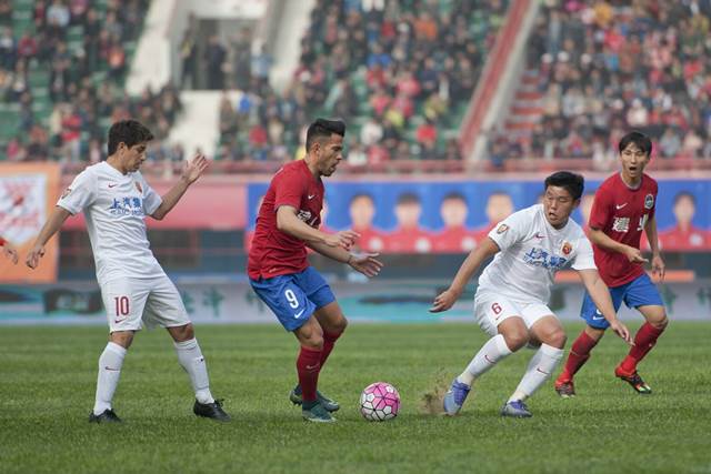 ZHENGZHOU, CHINA - MARCH 05: (CHINA OUT) Cai Huikang 6 of Shanghai SIPG competes for the ball with Javier Patino 9 of Henan Jianye during the first round match of CSL Chinese Football Association Super League between Shanghai SIPG and Henan Jianye at Haihang Stadium on March 5, 2016 in Zhengzhou, Henan Province of China. PUBLICATIONxINxGERxSUIxAUTxHUNxONLY CFP480660812 Zhengzhou China March 05 China out Cai Huikang 6 of Shanghai SIPG Compet for The Ball with Javier Patino 9 of Henan Jianye during The First Round Match of CSL Chinese Football Association Super League between Shanghai SIPG and Henan Jianye AT Haihang Stage ON March 5 2016 in Zhengzhou Henan Province of China PUBLICATIONxINxGERxSUIxAUTxHUNxONLY