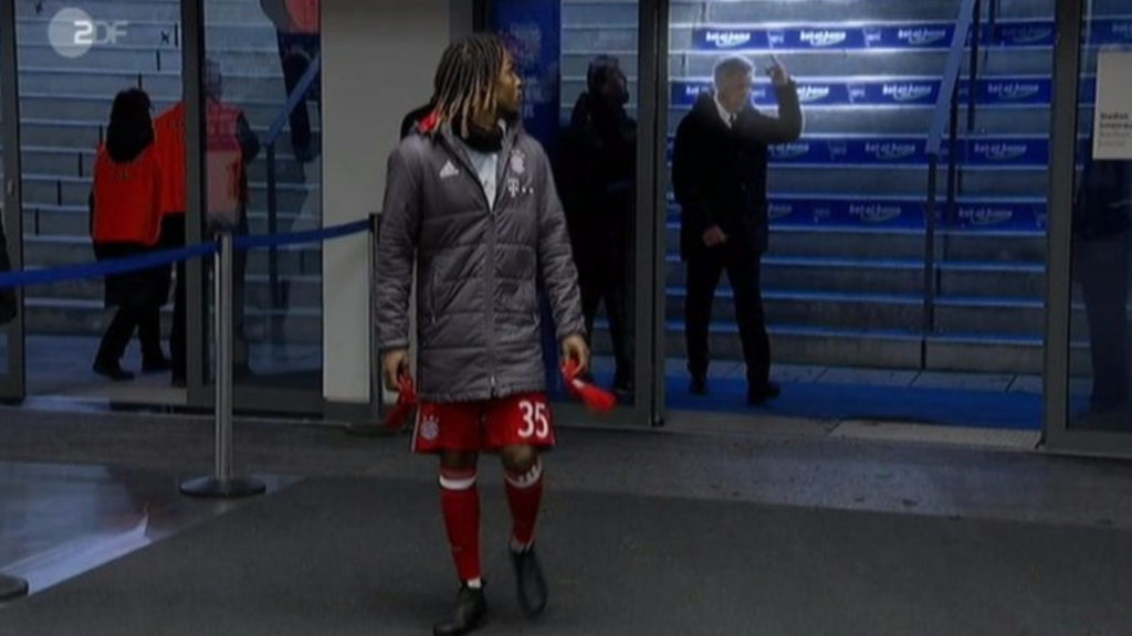 Carlo Ancelotti zeigt Berliner Fans nach einer Spuckattacke den Mittelfinger. (Screenshot: ZDF)