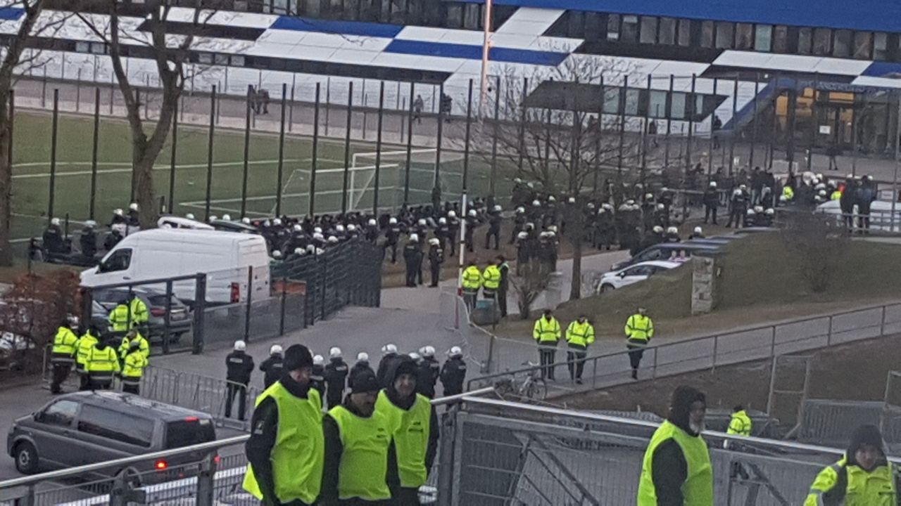 Die Polizei setzt randalierende "Fans" fest
