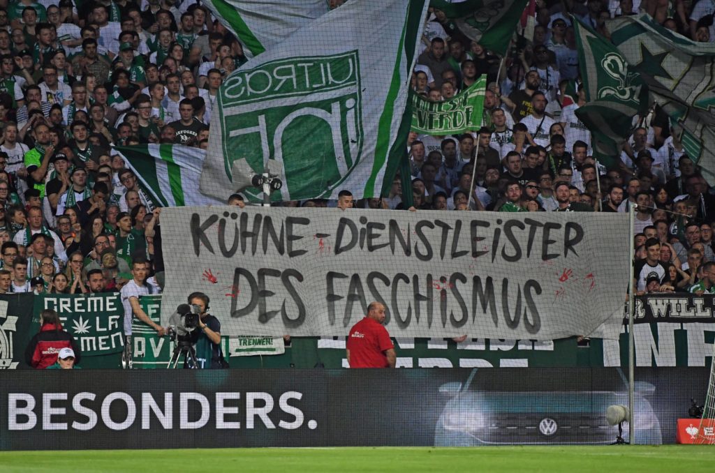 Werder-Fans mit Nazi-Plakat gegen HSV-Investor Kühne
