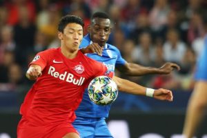 Salzburgs Stürmer Hee-chan Hwang (l.) im Champions-League-Duell gegen Genk. FOTO: Imago