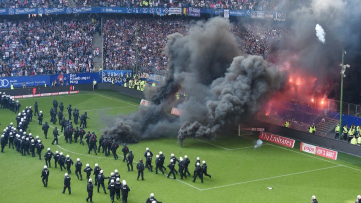 Wegen Pyro-Chaos beim Abstieg: Erster HSV-Fan verurteilt
