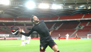Nach seinem Siegtor gegen den HSV wirft Gonzalo Castro (VfB Stuttgart) sein Trikot in die Luft. FOTO: Imago