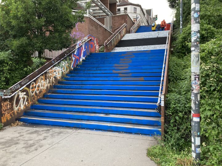 HSV-Fans färben berühmte St. Pauli-Treppe ein