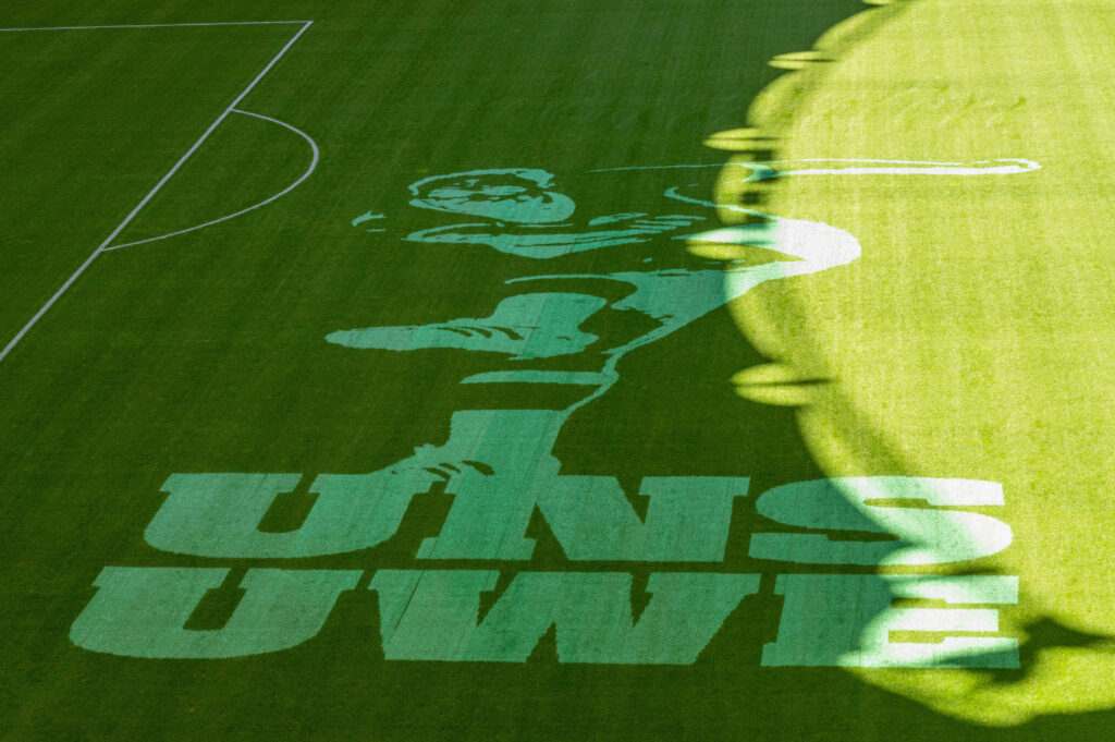HSV-Transparent auf dem Rasen mit der Silhouette von Uwe Seeler