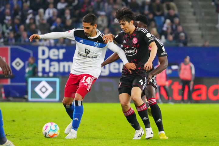 Fortuna Düsseldorfs Ao Tanaka (r.) im Zweikampf mit HSV-Profi Ludovit Reis.