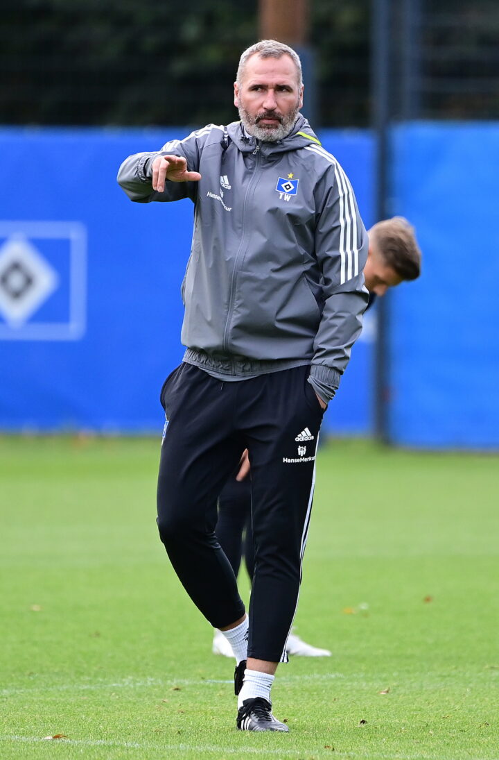 HSV-Coach Tim Walter kehrte nach am Samstag nach überstandener Krankheit auf den Trainingsplatz zurück. (Foto: Witters)