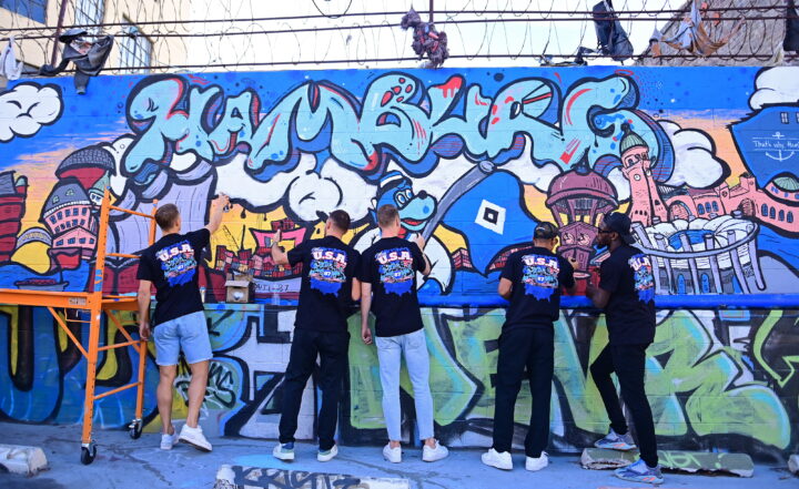 Am Graffiti in L.A. durften auch die HSV-Profis höchstselbst mitwirken. (Foto: Witters)