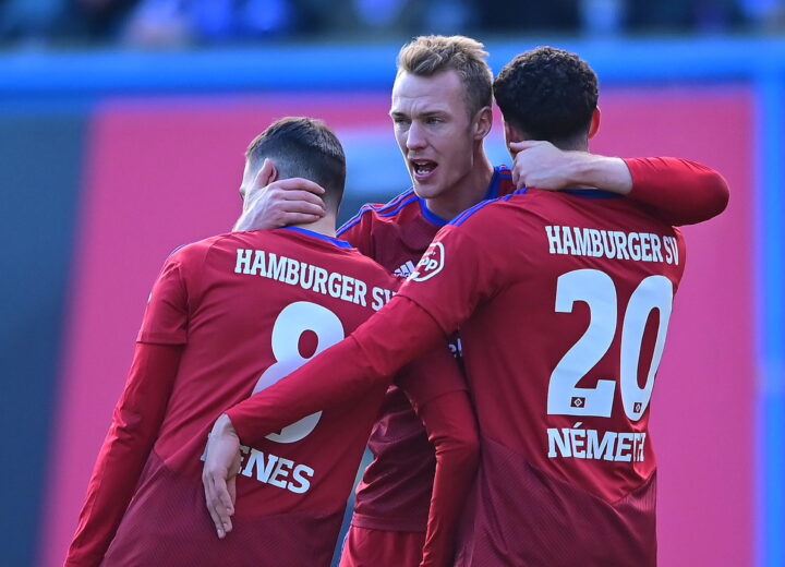 Laszlo Bénes, Sebastian Schonlau und András Németh (v.l.) bejubeln den Hamburger 2:0-Sieg in Rostock. (Bild: WITTERS)