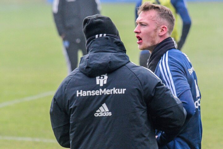 „Sehr lädiert“: So steht es laut Walter um HSV-Kapitän Schonlau
