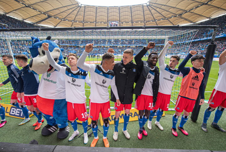 „Nur noch elf!“ HSV-Fans in Aufstiegslaune