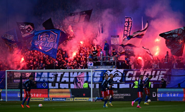 HSV-Fans begrüßen die Mannschaft mit Pyro-Feuerwerk