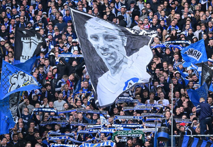Auf einer Fahne ist das Bild von Uwe Seeler zu sehen.