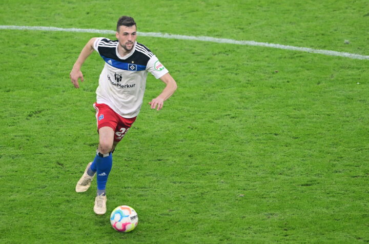 Jonas Meffert treibt den Ball durchs HSV-Mittelfeld.