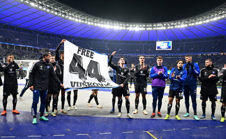 „Free Vuskovic!“ HSV-Kicker widmen Sieg in Berlin ihrem gesperrten Mitspieler