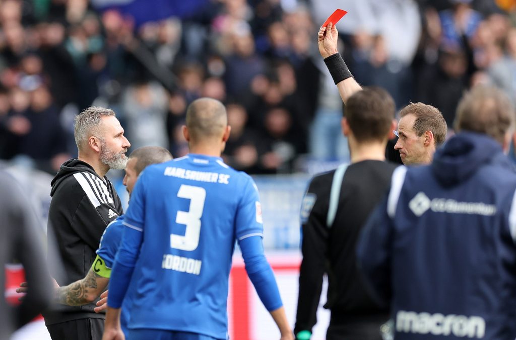 Schiedsrichter Sascha Stegemann zeigt Trainer Tim Walter die Rote Karte