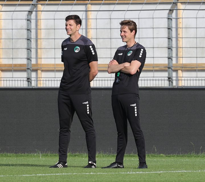 Bastian Reinhardt und Lukas Pfeiffer auf dem Trainingsplatz des VfB Lübeck