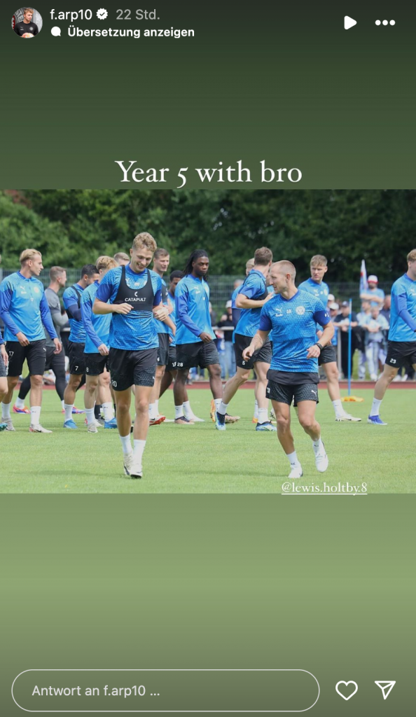 Jann-Fiete Arp (l.) und Lewis Holtby im Training von Holstein Kiel.