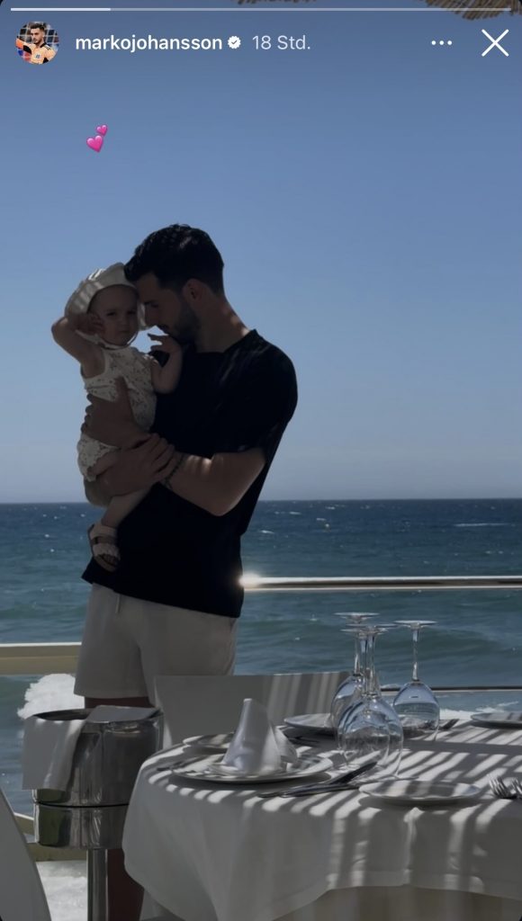 Marko Johansson mit seiner Tochter am Meer