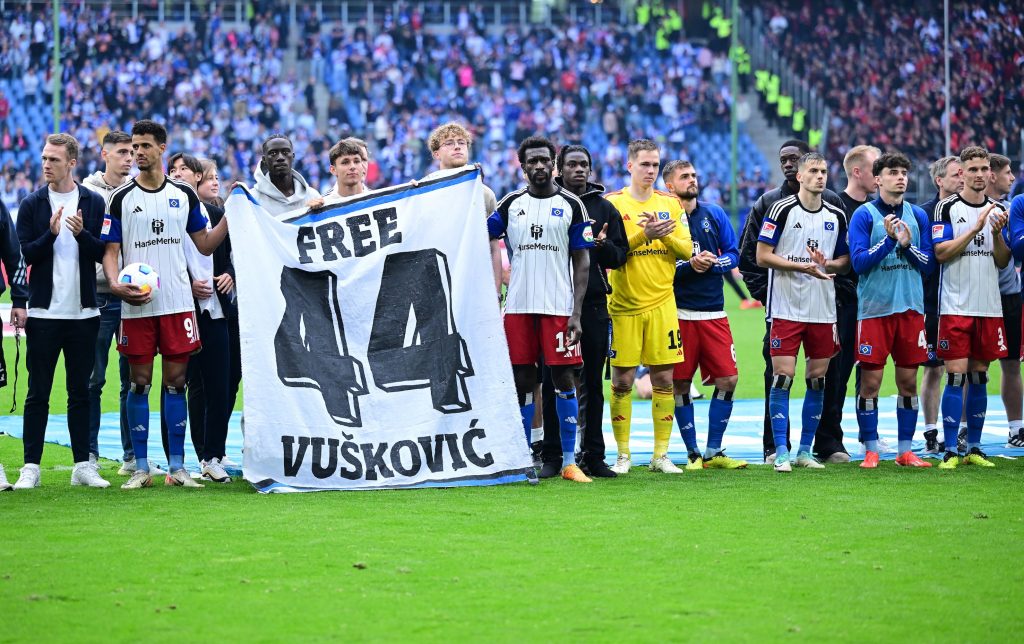 HSV-Spieler unterstützen Mario Vuskovic mit einem Banner