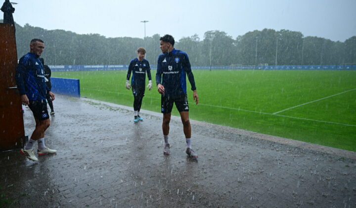 Gewitter-Chaos im Volkspark! HSV-Profis müssen Training abbrechen