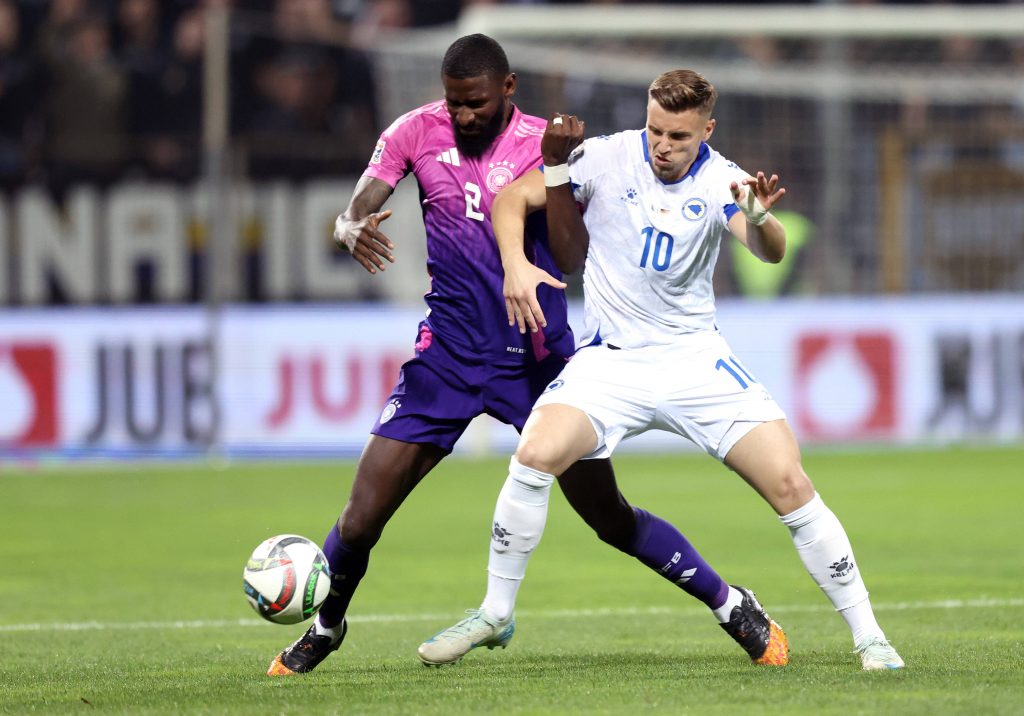 Deutschlands Antonio Rüdiger im Duell mit Bosniens Ermedin Demirovic