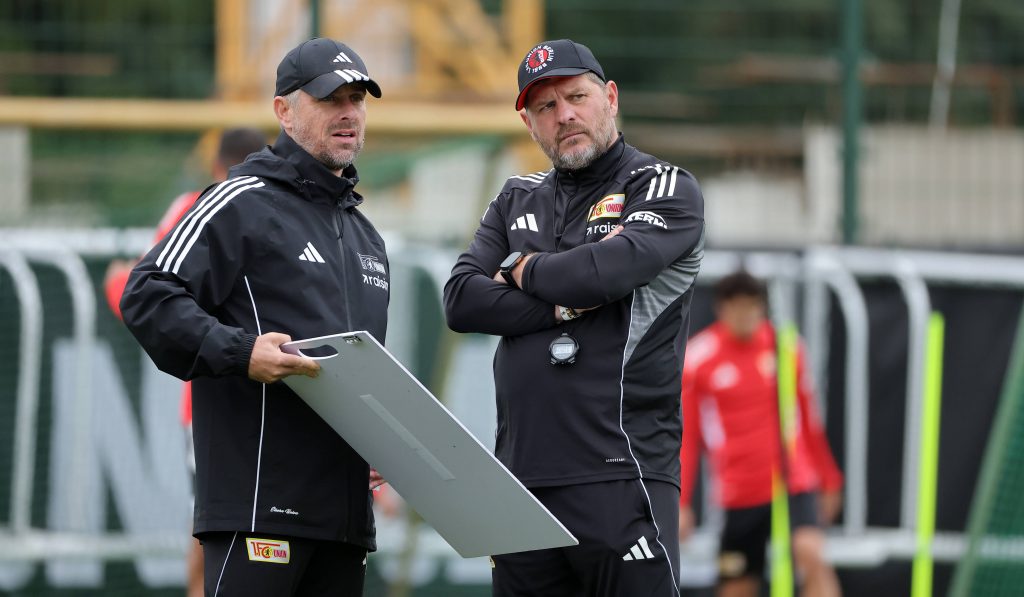 Union Berlins Co-Trainer Sebastian Bönig spricht mit Chefcoach Steffen Baumgart 