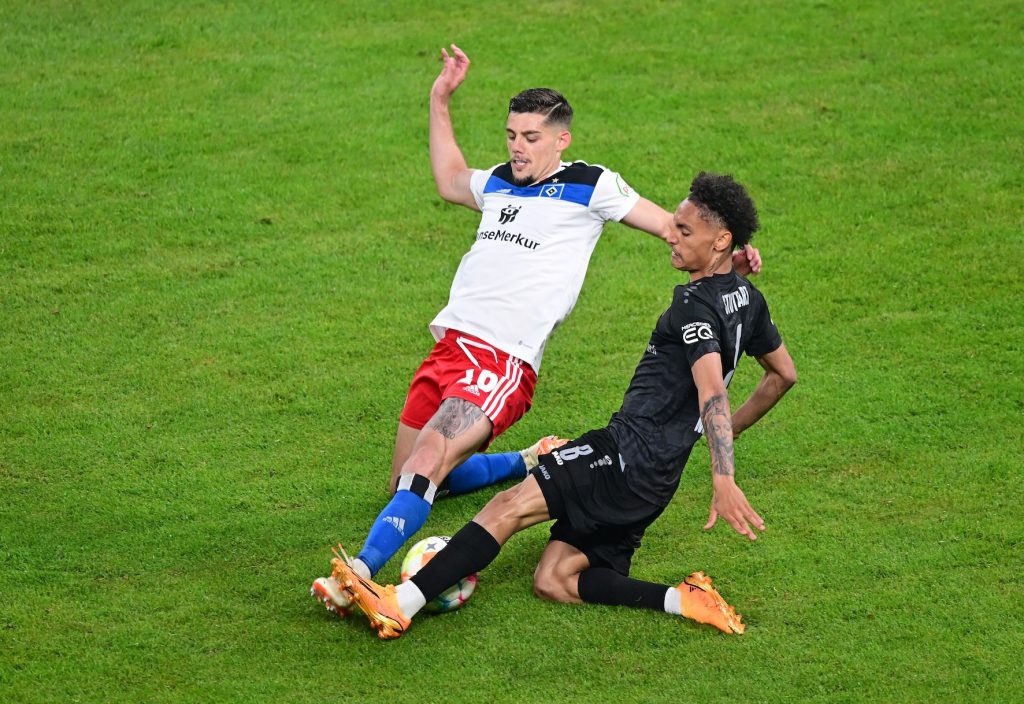 HSV-Verteidiger Javi Montero 2023 im Relegations-Rückspiel gegen Stuttgart 