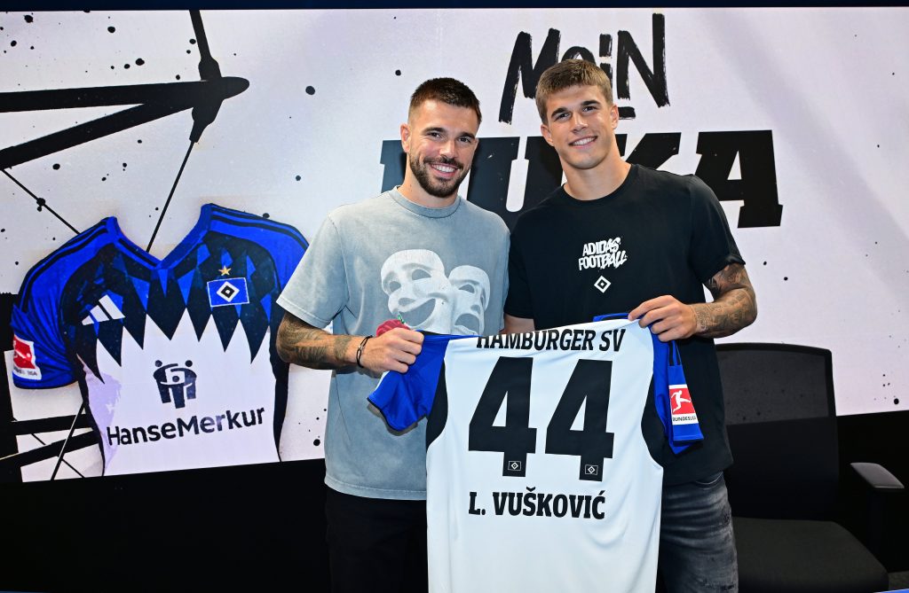 Mario Vuskovic posiert mit seinem Bruder Luka nach dessen Wechsel zum HSV