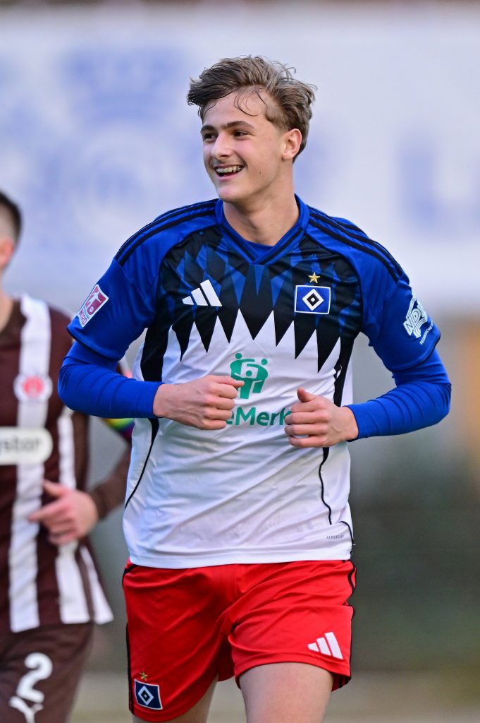 HSV-Talent Louis Lemke lacht