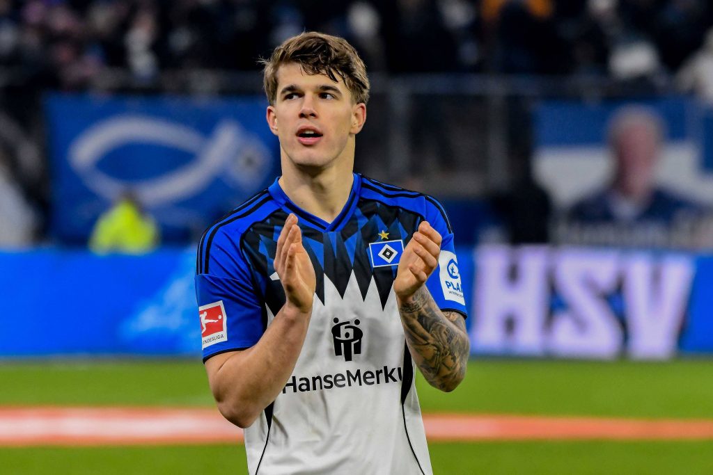 Luka Vuskovic applaudiert