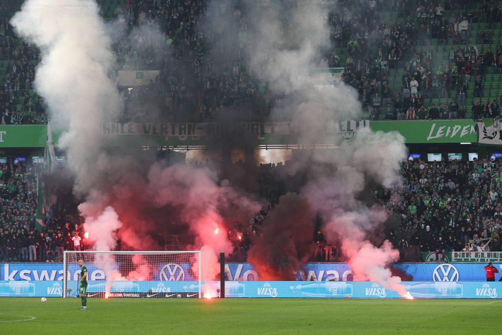 Nach Abpfiff des Spiels gegen den HSV kam es im und vor dem Wolfsburger Fanblock zu unschönen Szenen. (Foto: IMAGO / osnapix)