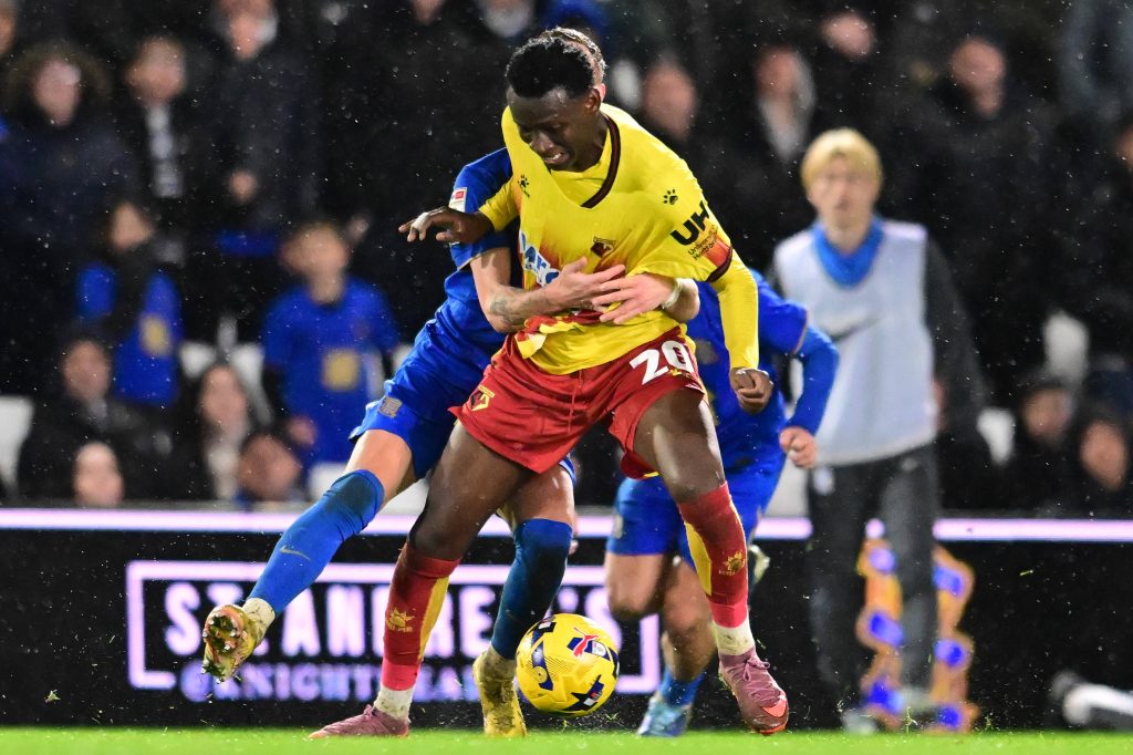 Mamadou Doumbia vom FC Watford am Ball